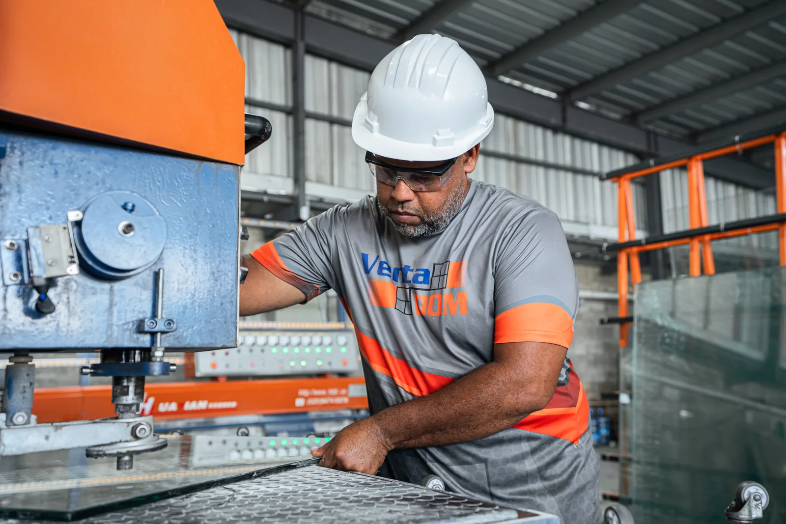 Especialista trabajando una pieza con maquinaria de precisión