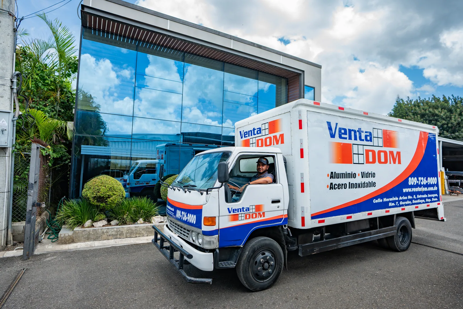 Instalaciones de VentaDom con vehículo de servicio en el exterior