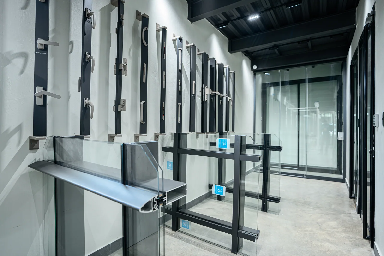 Muestra de sistemas de puertas y ventanas en el showroom