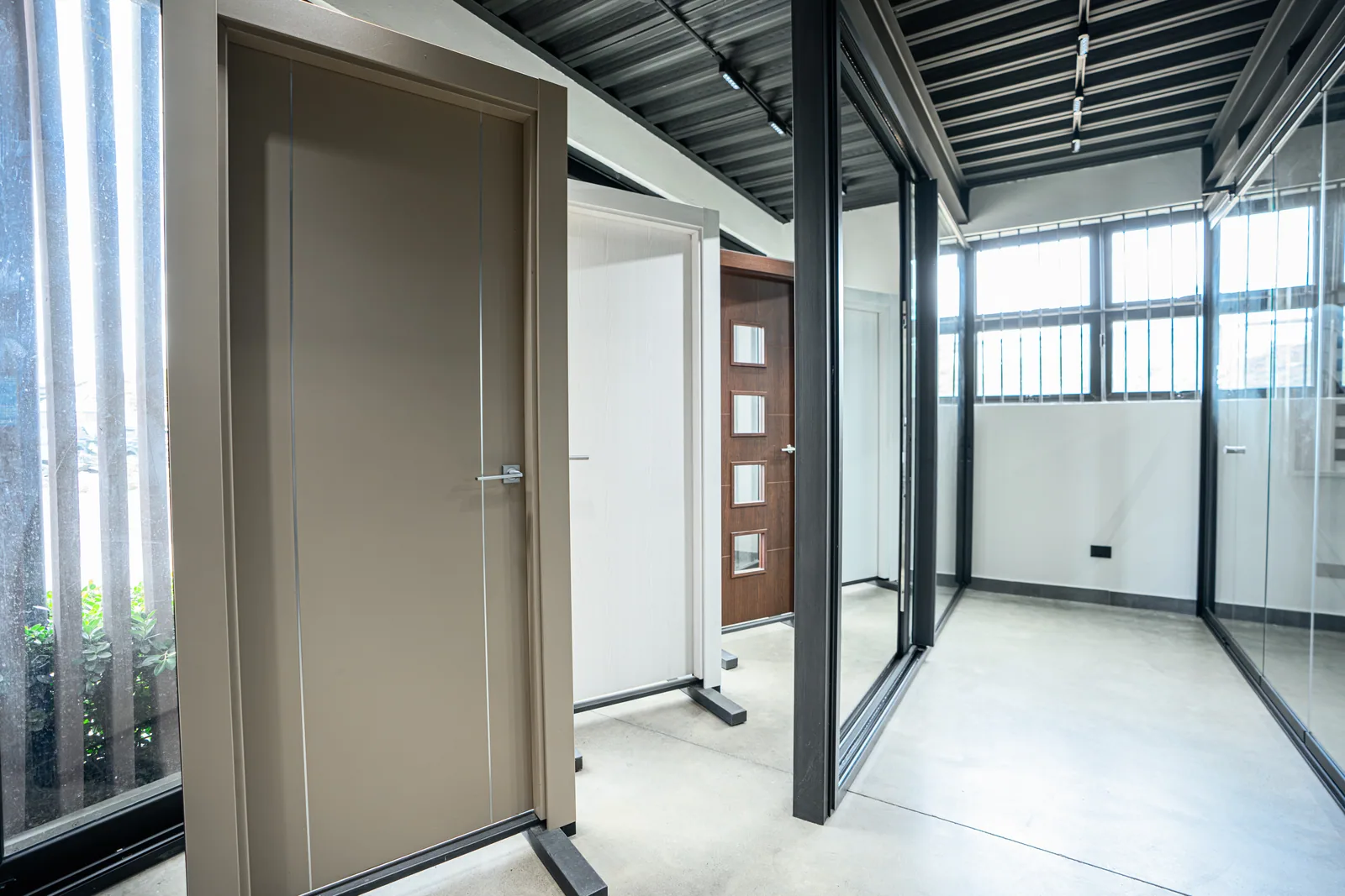 Exhibición de puertas y ventanas dentro del showroom de VentaDom