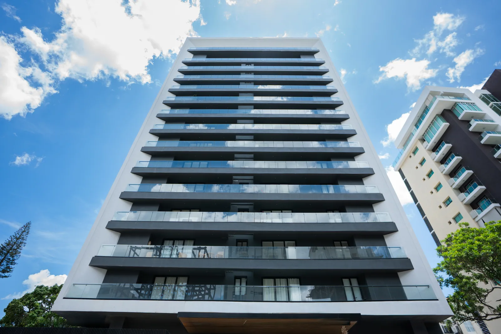 Edificio residencial contemporáneo visto desde un ángulo bajo