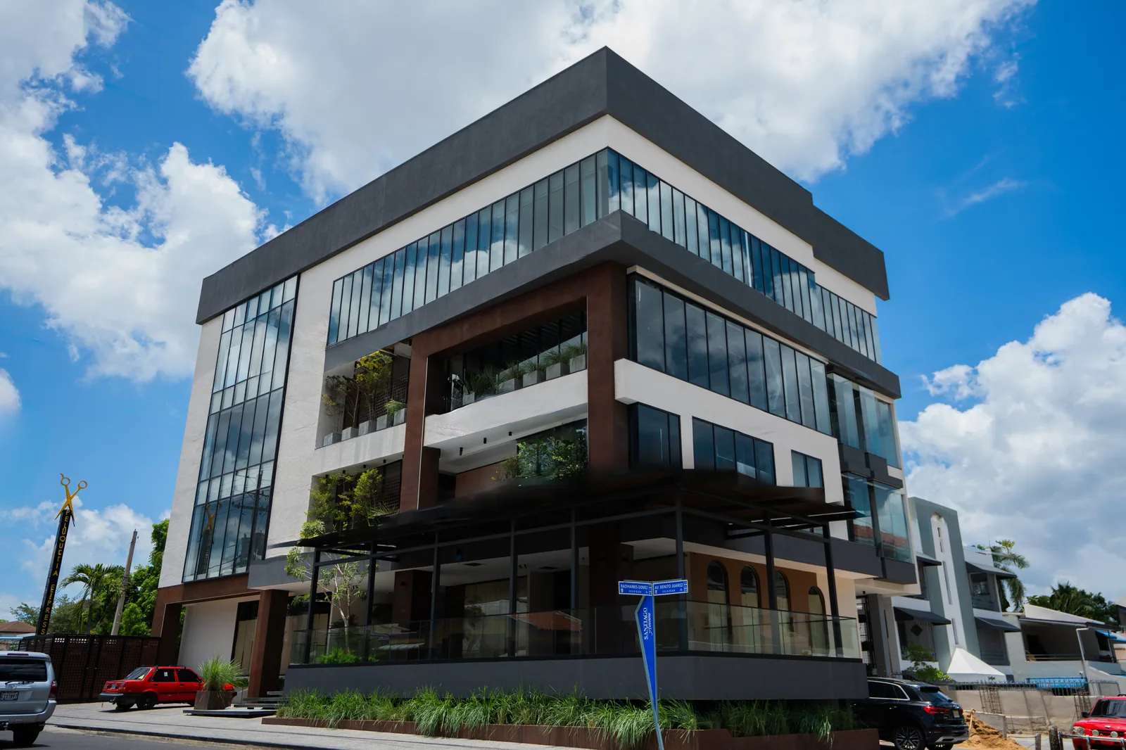 Edificio comercial contemporáneo con grandes superficies de vidrio