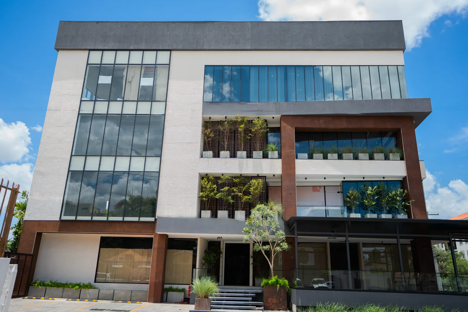 Edificio corporativo con fachada acristalada y terrazas verdes