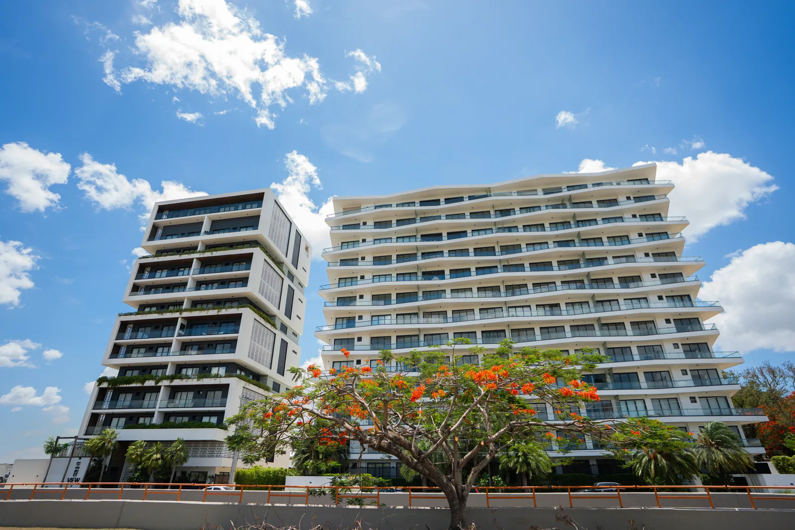Conjunto de edificios residenciales con ventanas y balcones acristalados
