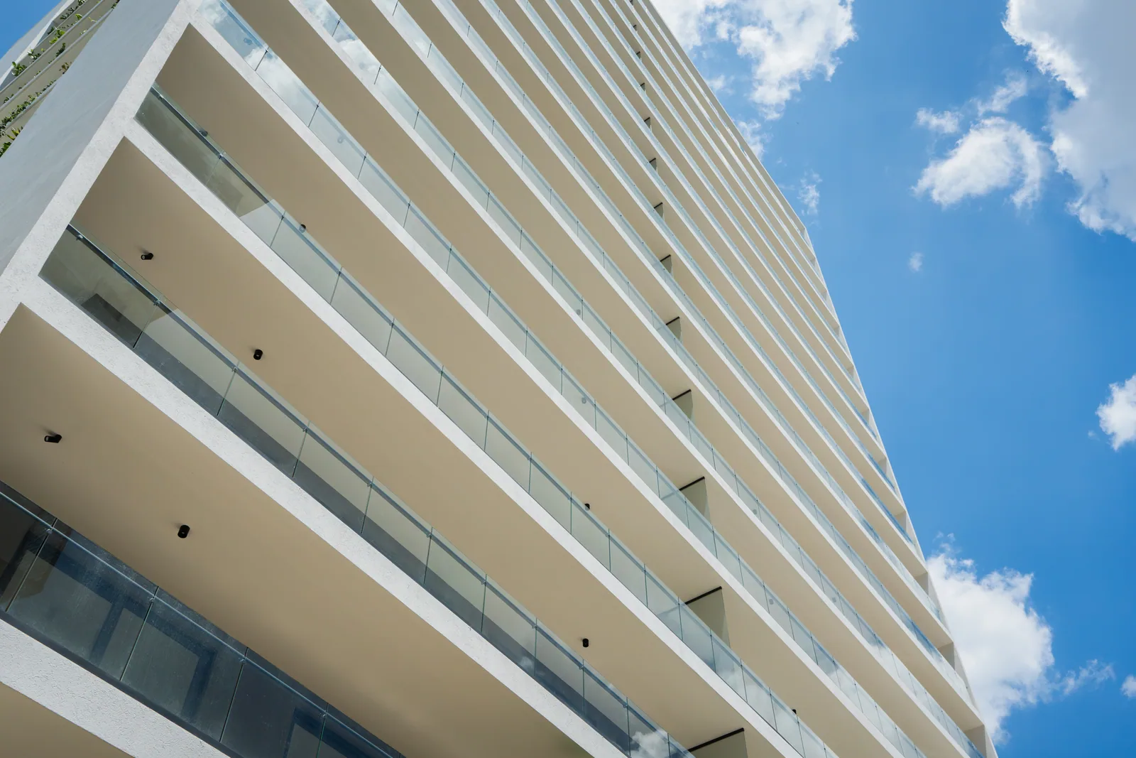 Edificio residencial con barandas continuas de vidrio